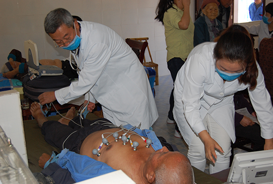 慈銘體檢醫(yī)療隊(duì)為老人們進(jìn)行體檢