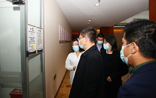 2常司長參觀醫(yī)學檢驗中心.jpg 2常司長參觀醫(yī)學檢驗中心.jpg